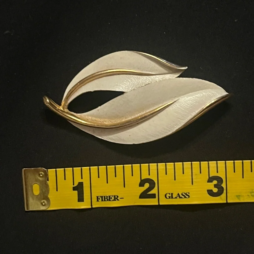 Vintage Sarah Coventry Leaf Brooch “Pearlized Perfection” 1960s